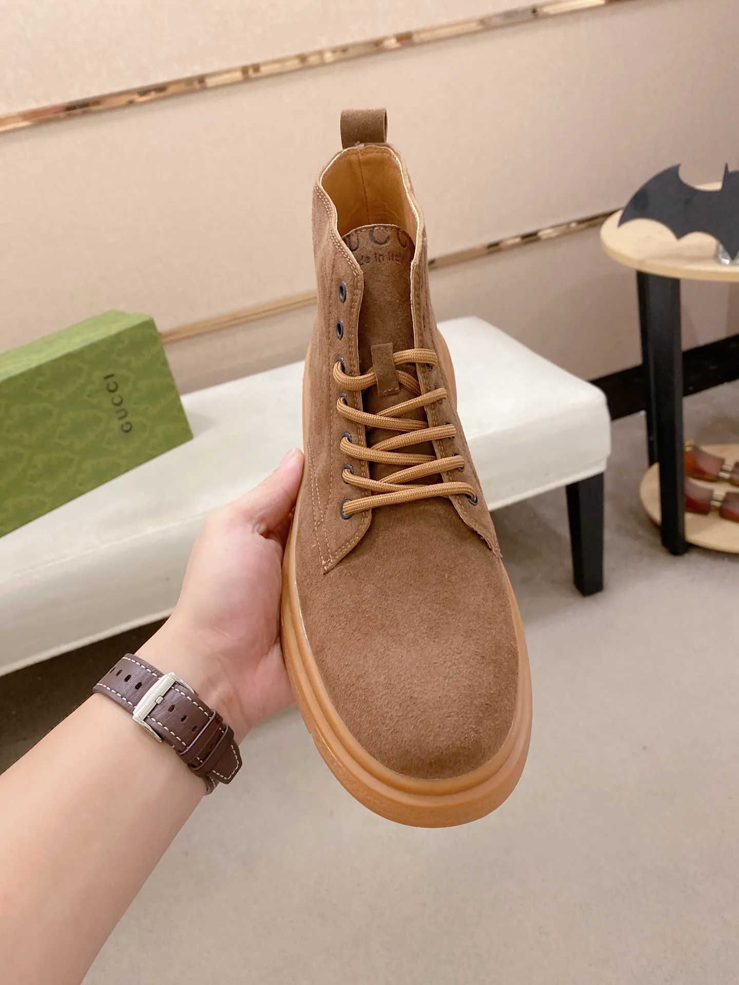 Men's shoes💰 440💰 Leather and velvet lining optional! The new high-top GUCCI counters are on the market at the same time. The new men's shoes and 😘fabric are selected from imported cowhide. The lining: leather lining and plush lining are optional. 👍🏿 High-end ☄️ air-cushion molded anti-slip rubber outsole, exquisite lines, simple and elegant, comfortable and high-end for leisure travel. Code number: 38 to 44 (45 can be customized and cannot be returned or exchanged)